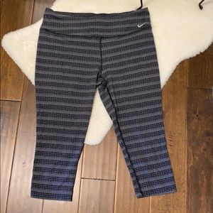 Nike dri-fit printed Capri leggings size XL